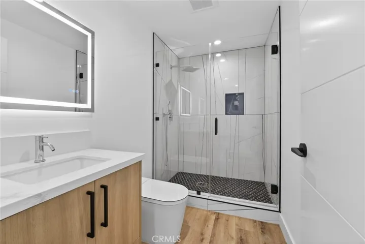 7332 Owensmouth Avenue, Canoga Park, California 91303