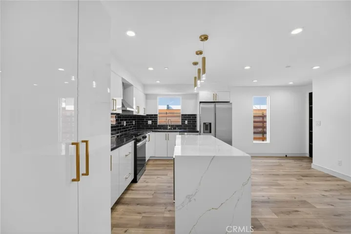 7332 Owensmouth Avenue, Canoga Park, California 91303