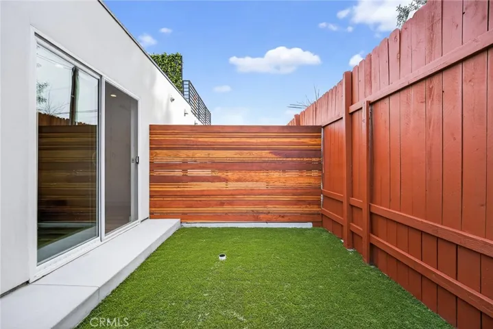 7332 Owensmouth Avenue, Canoga Park, California 91303