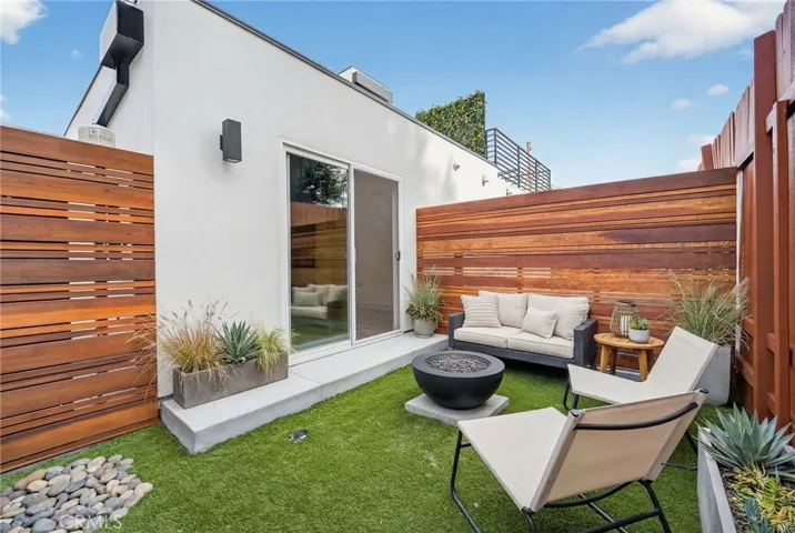 7332 Owensmouth Avenue, Canoga Park, California 91303