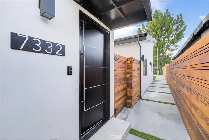 7332 Owensmouth Avenue, Canoga Park, California 91303