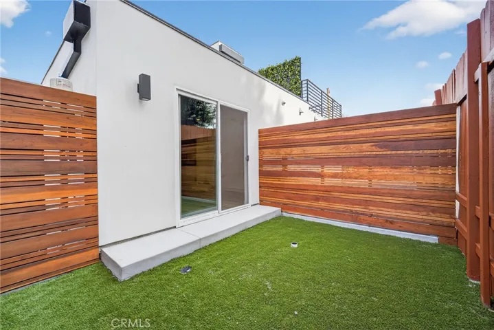 7332 Owensmouth Avenue, Canoga Park, California 91303