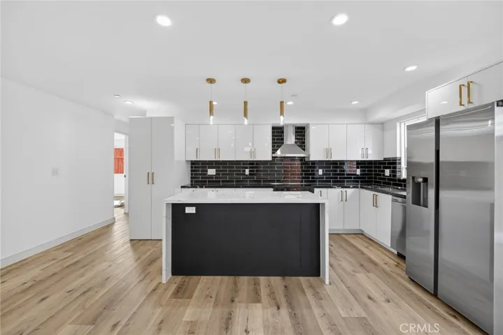 7332 Owensmouth Avenue, Canoga Park, California 91303