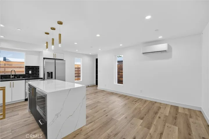 7332 Owensmouth Avenue, Canoga Park, California 91303