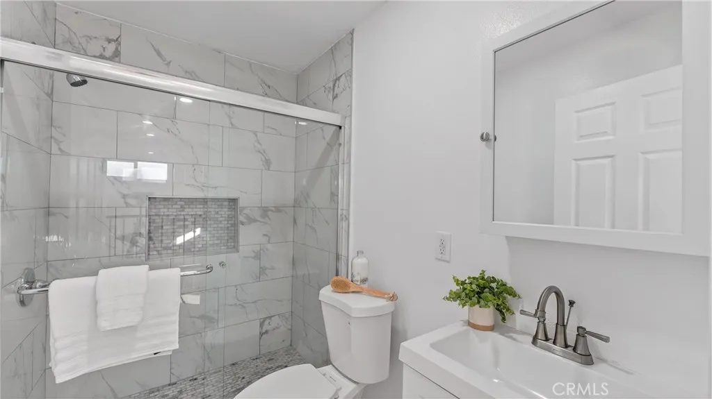 7601 Wilcox Avenue, Cudahy, California 90201 home-pic-17