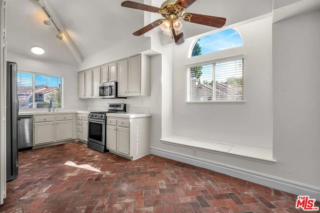 455 Kennerick Lane, Simi Valley, California 93065 home-pic-11