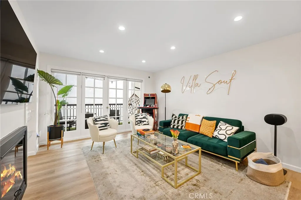 906 N Doheny Drive 318, West Hollywood, California 90069 home-pic-2