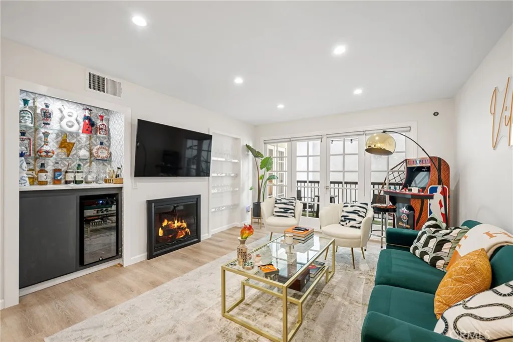 906 N Doheny Drive 318, West Hollywood, California 90069 home-pic-1