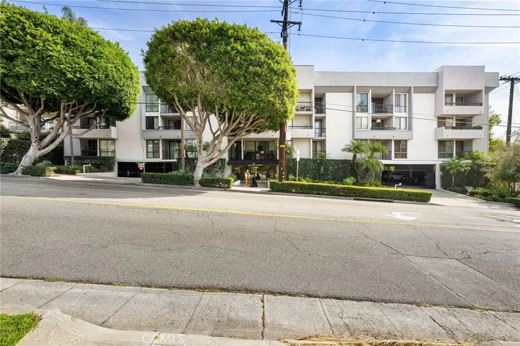 906 N Doheny Drive 318, West Hollywood, California 90069 home-pic-17