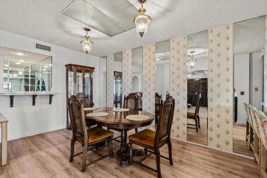 11-49230 Douglas St-21