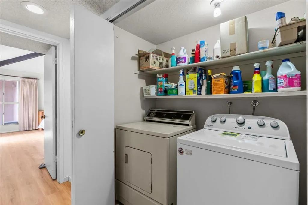 22-49230 Douglas St-31