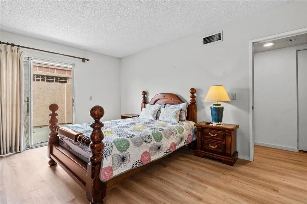 19-49230 Douglas St-25