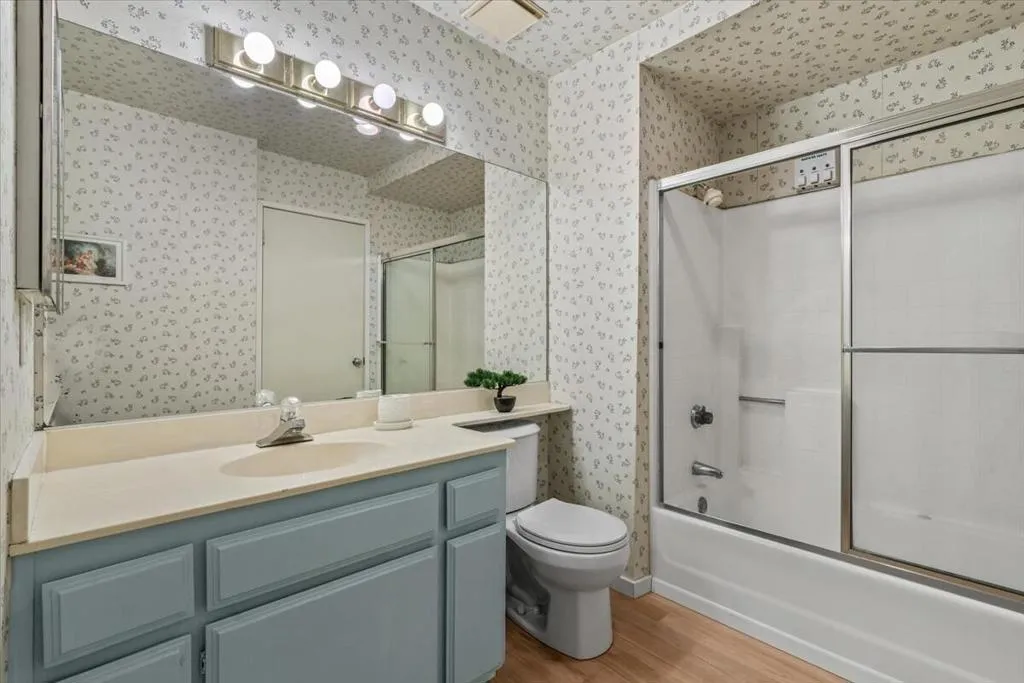 20-49230 Douglas St-23