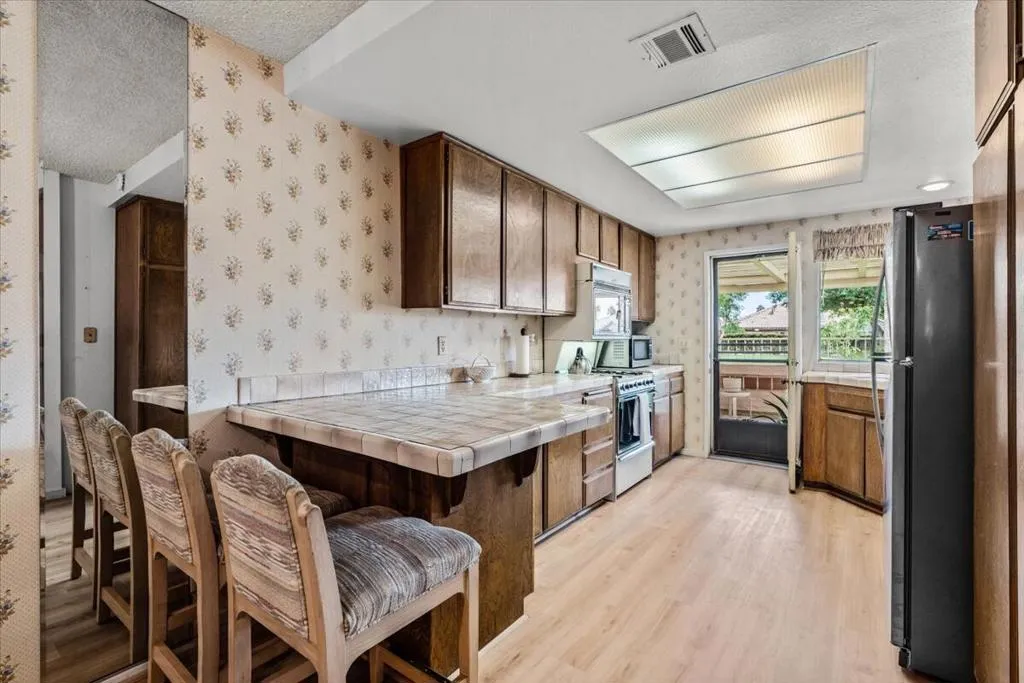 08-49230 Douglas St-18