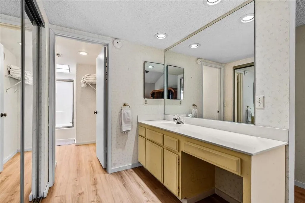 15-49230 Douglas St-29