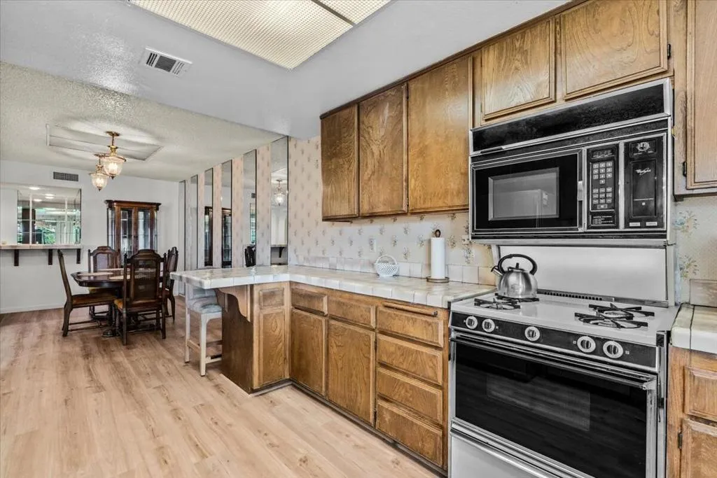 10-49230 Douglas St-20