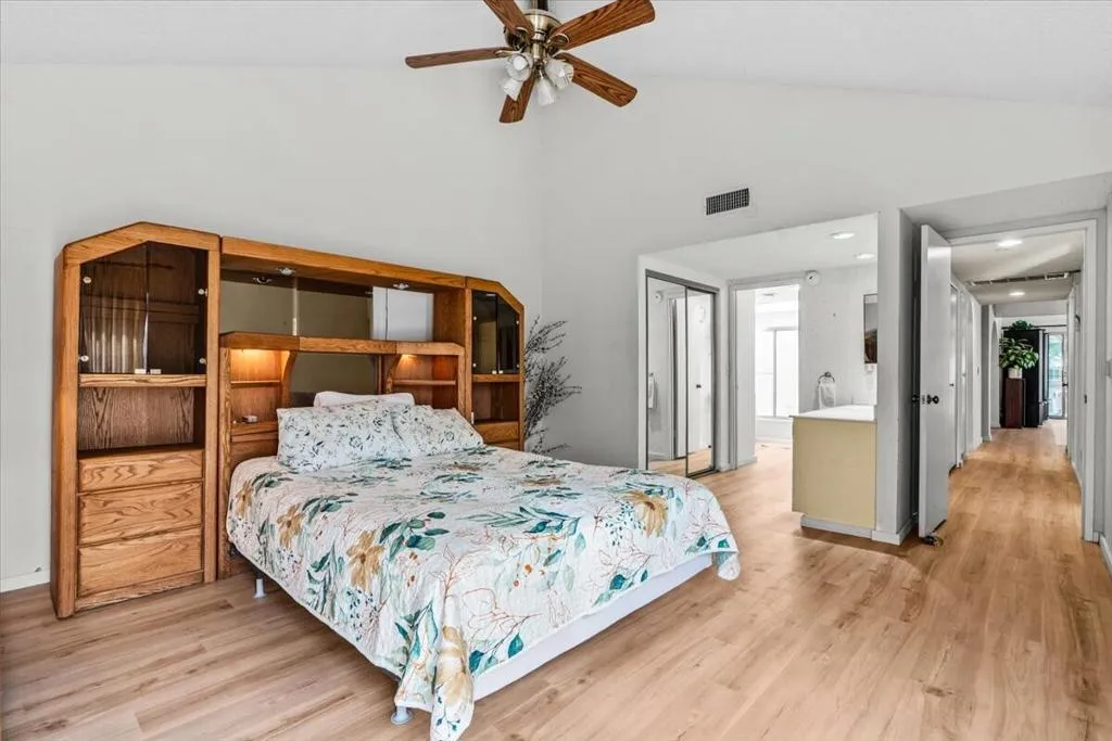 13-49230 Douglas St-27