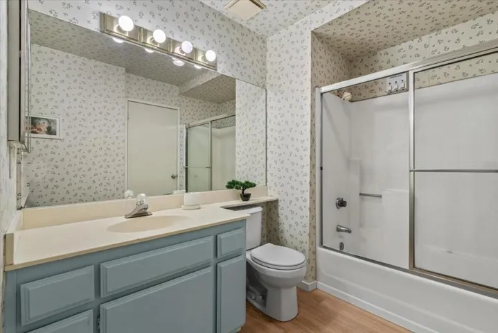 20-49230 Douglas St-23