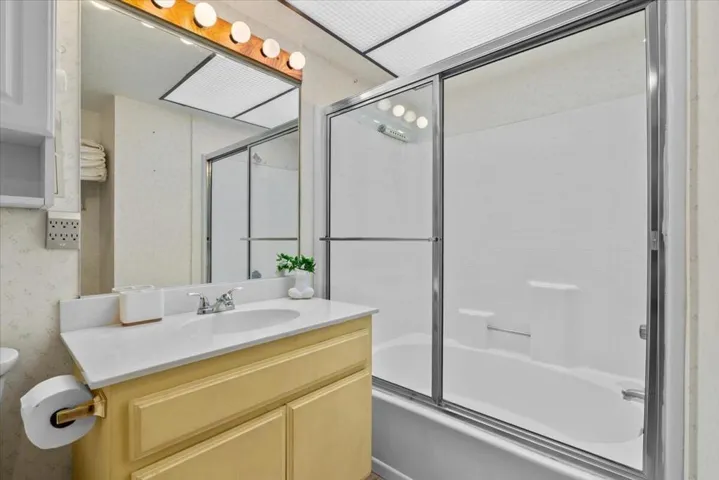 16-49230 Douglas St-30