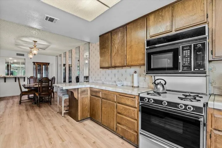 10-49230 Douglas St-20