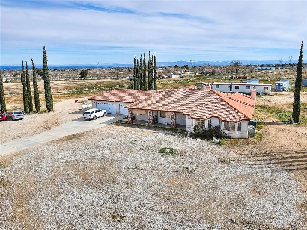 11077 Valle Vista Road, Phelan, California 92371 home-pic-2