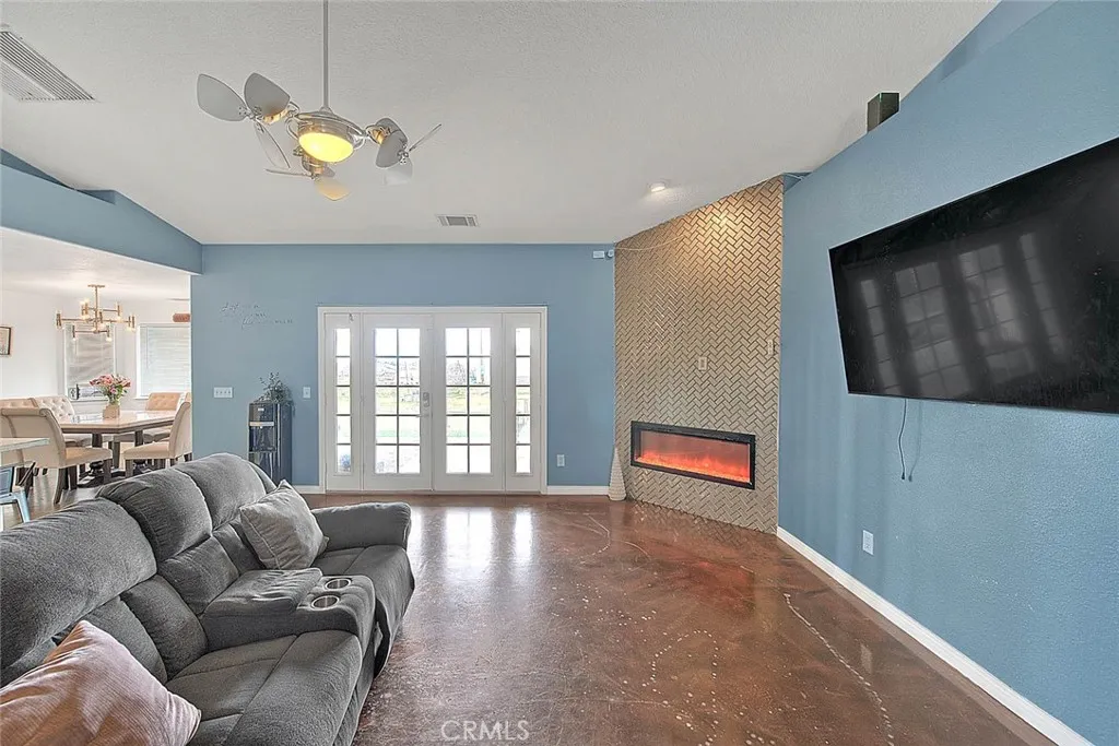 11077 Valle Vista Road, Phelan, California 92371 home-pic-15