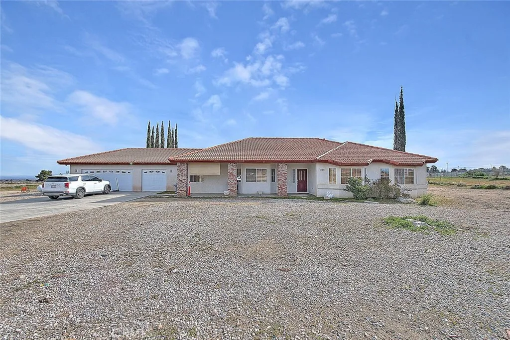 11077 Valle Vista Road, Phelan, California 92371 home-pic-3