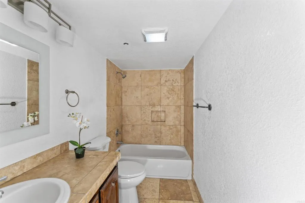 390 E Madison H, El Cajon, California 92020 home-pic-10
