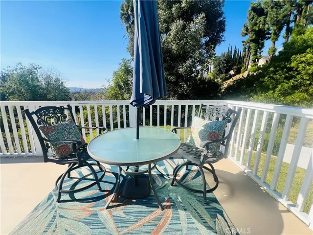 Balcony to enjoy the view of the tree & mountains!