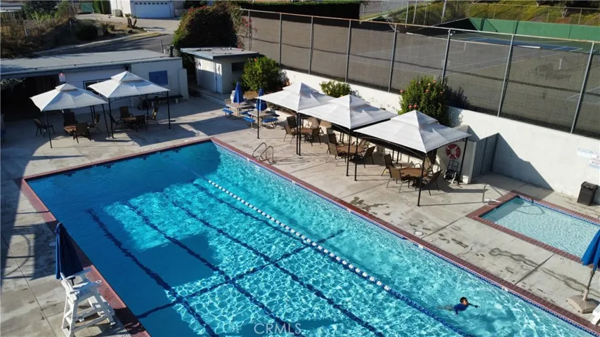 Diamond Point Club, 2 swimming pools all year long.