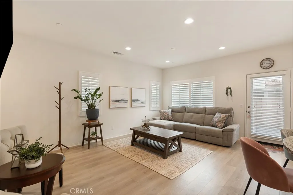7194 Crescrendo Lane, Fontana, California 92336 home-pic-6