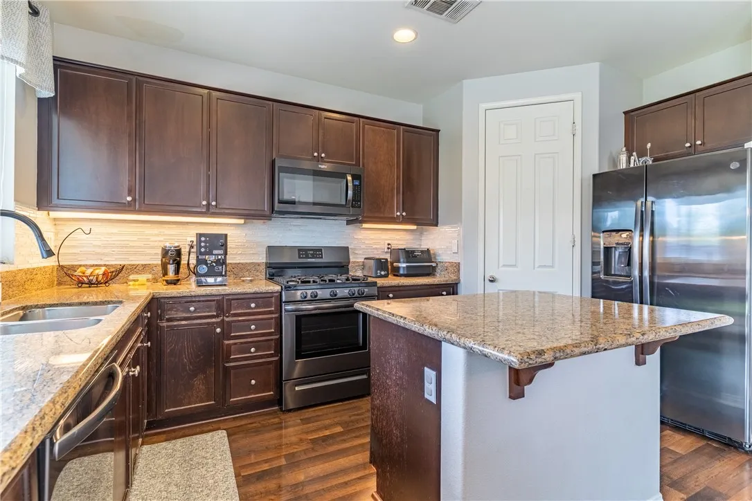 3999 Quartzite Lane, San Bernardino, California 92407 home-pic-12