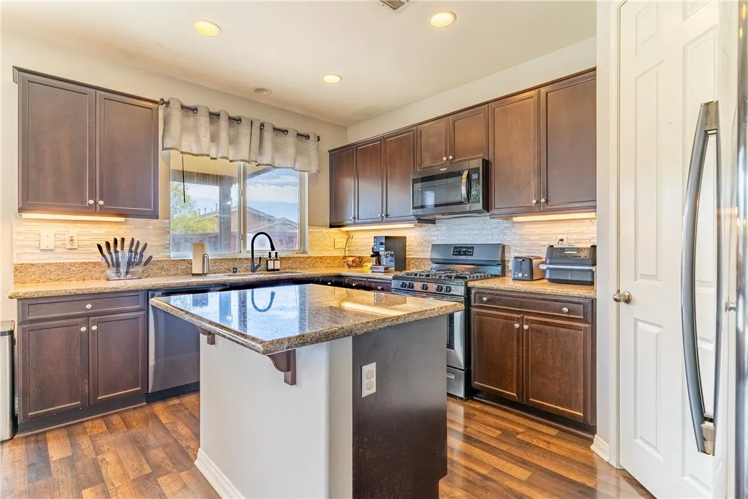 3999 Quartzite Lane, San Bernardino, California 92407 home-pic-11
