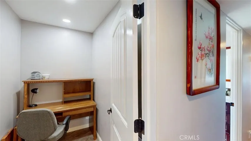 Hallway pocket office