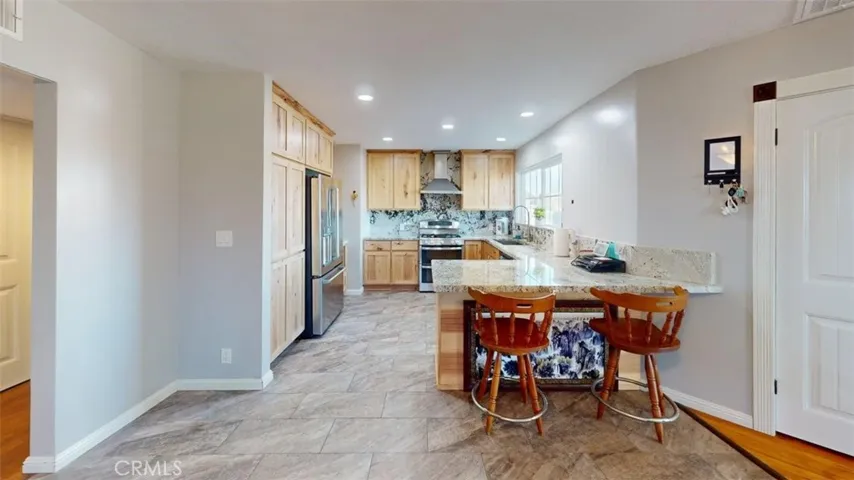 Kitchen peninsula with eating area