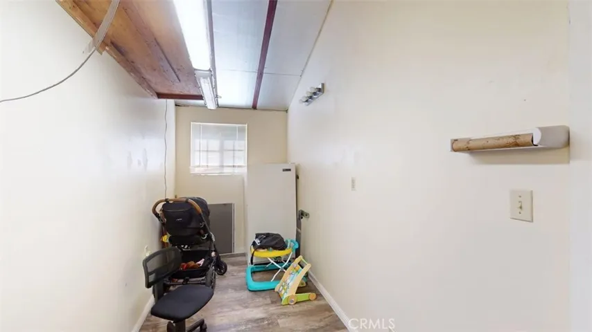 Bonus area to side of laundry room