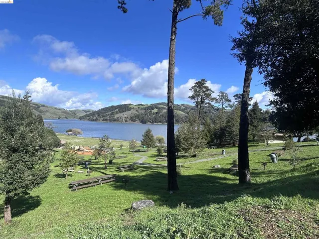 SP Reservoir is just minutes away for picnics, boating, and outdoor space