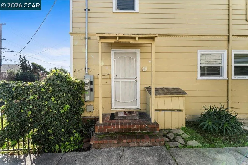 4135 4137 West St, Oakland, California 94608 home-pic-29