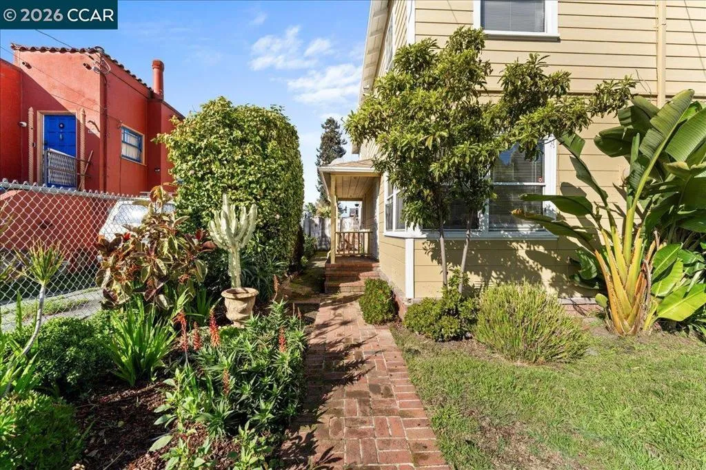 4135 4137 West St, Oakland, California 94608 home-pic-26