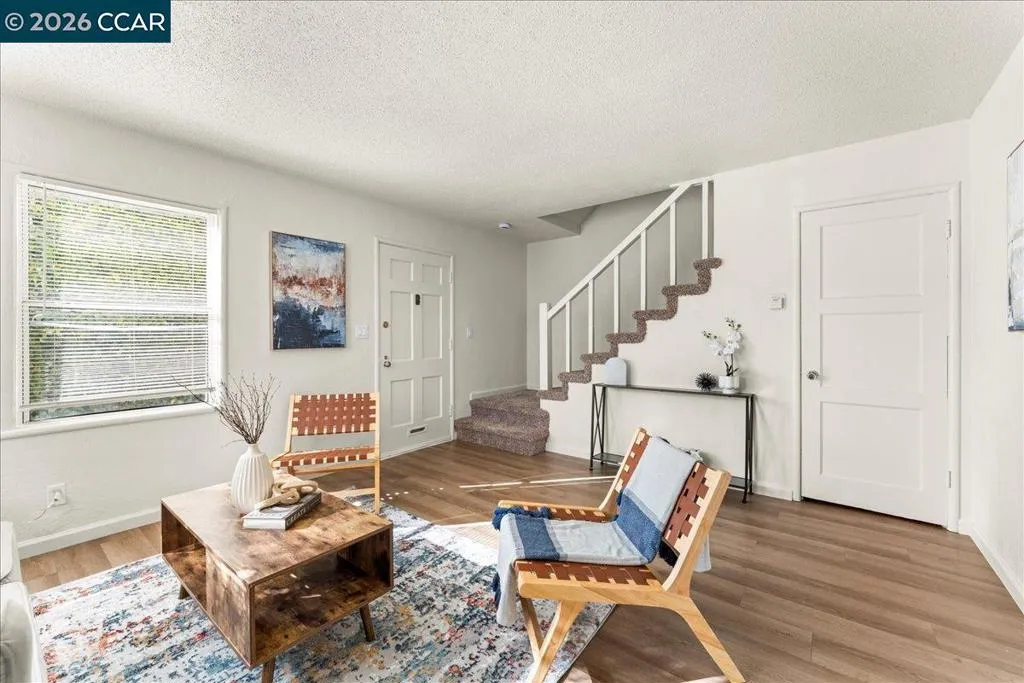 4135 4137 West St, Oakland, California 94608 home-pic-4