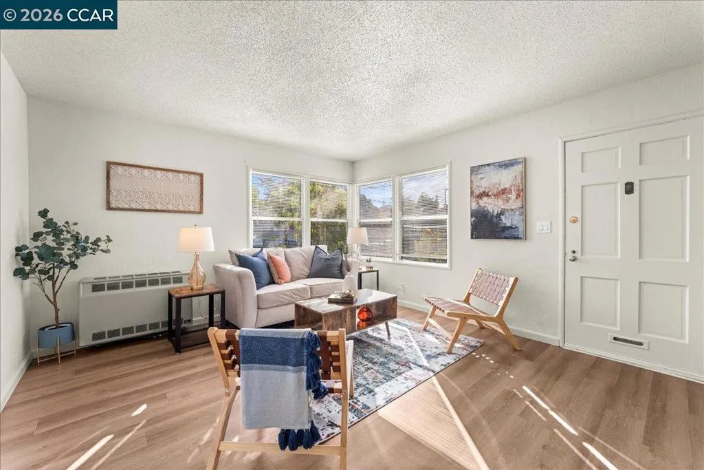 4135 4137 West St, Oakland, California 94608 home-pic-3