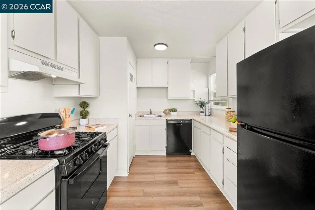 4135 4137 West St, Oakland, California 94608 home-pic-11