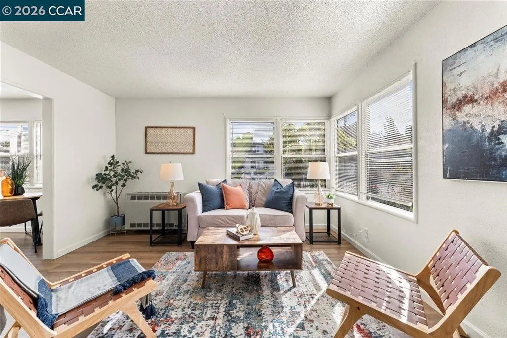 4135 4137 West St, Oakland, California 94608 home-pic-2