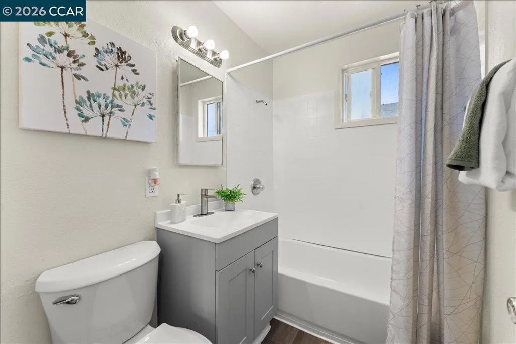 4135 4137 West St, Oakland, California 94608 home-pic-17