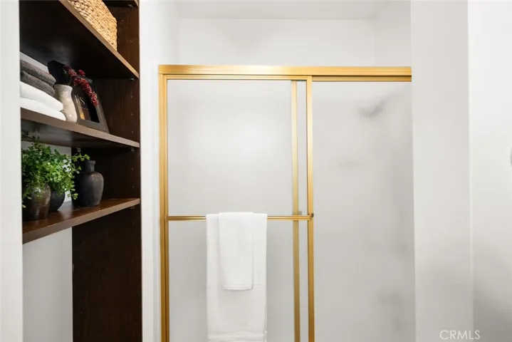 Full bath, guest