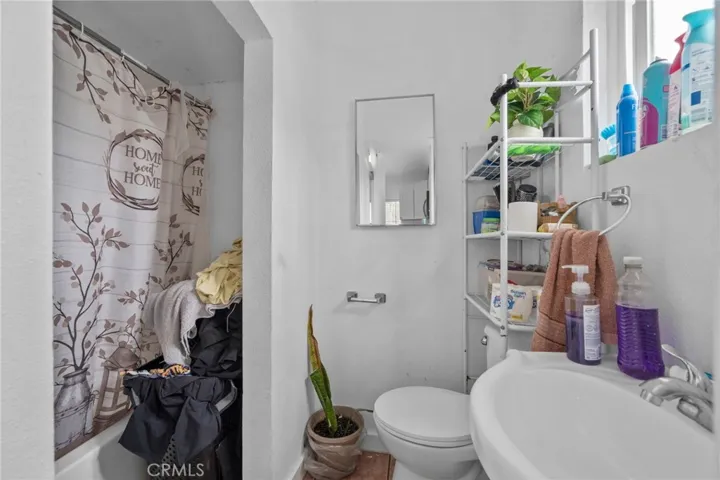Unit 9542 1/2 1/1 bathroom