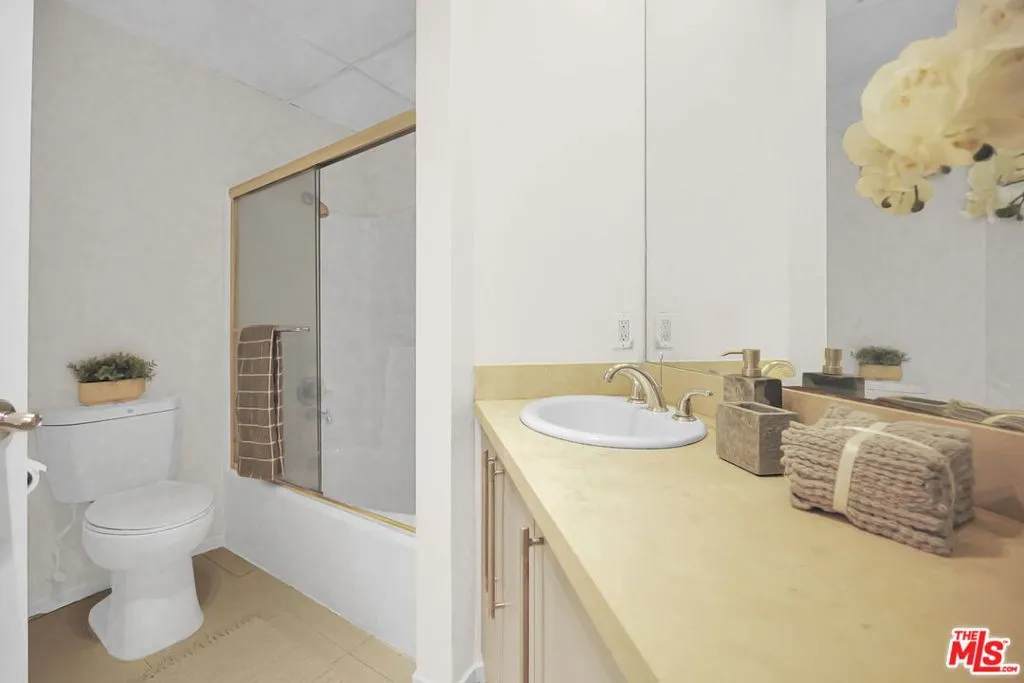 620 S Gramercy Place 135, Los Angeles, California 90005 home-pic-19