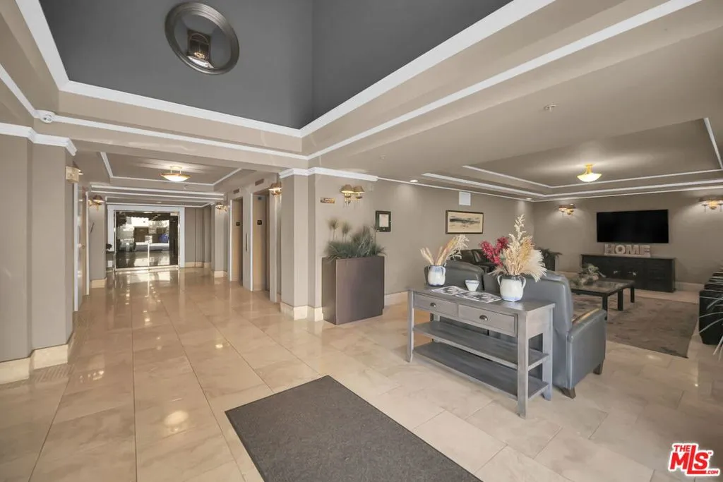 620 S Gramercy Place 135, Los Angeles, California 90005 home-pic-27