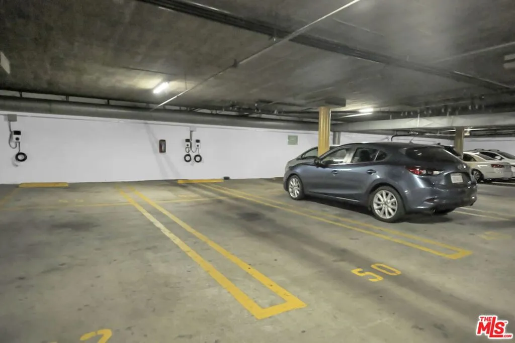620 S Gramercy Place 135, Los Angeles, California 90005 home-pic-24