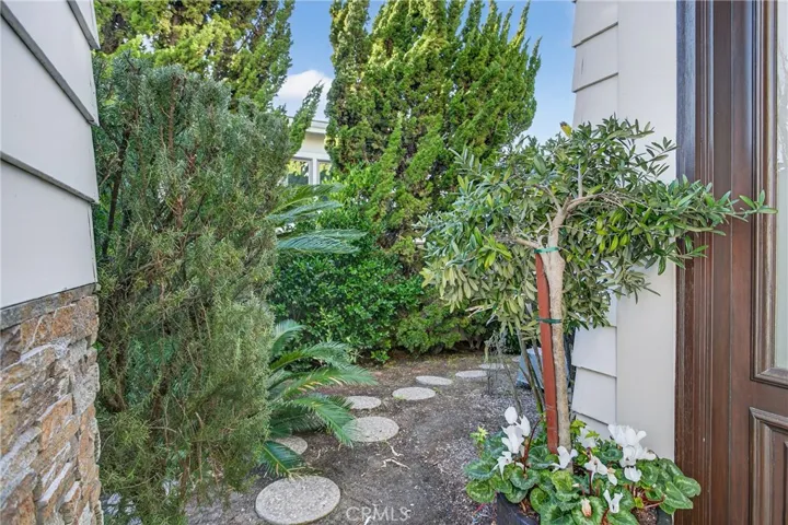 Such a pretty side yard!